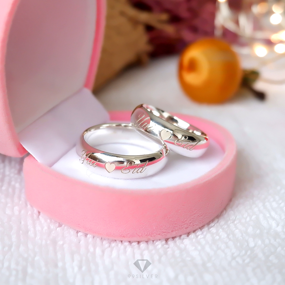 แหวนเงินแท้ หน้ากว้าง 6 มิลลิเมตร ผิวเงาทรงโค้ง สลักอักษรสีขาวพ่นทราย