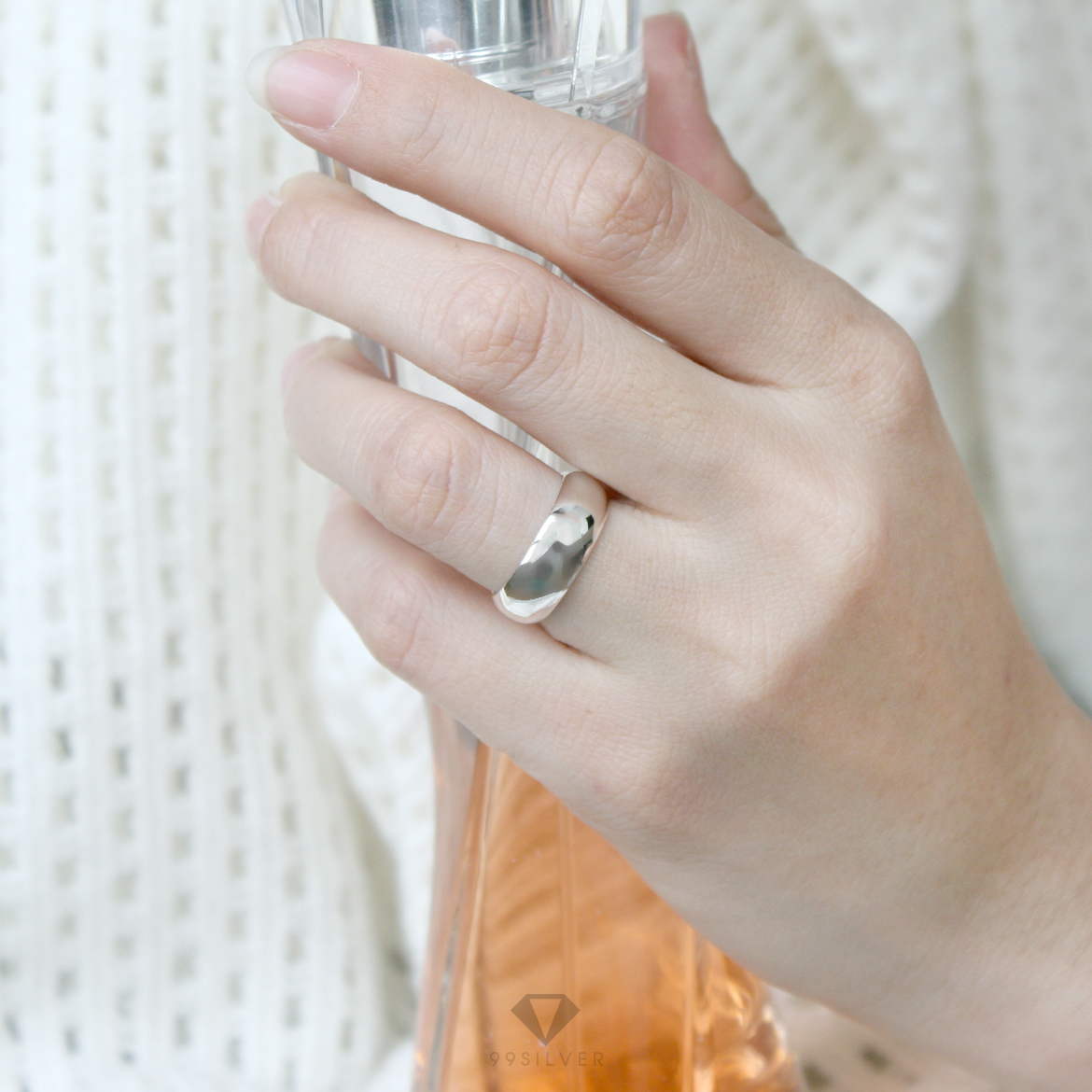 แหวนเงินแท้ หน้ากว้าง 6 มิลลิเมตร ผิวเงาทรงโค้ง สลักอักษรสีขาวพ่นทราย