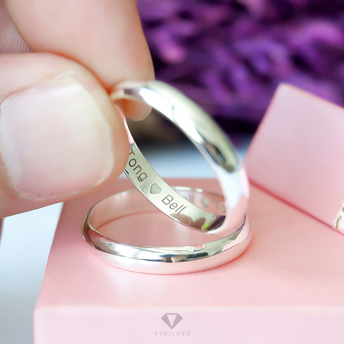 แหวนเงินแท้ หน้ากว้าง 3 มิลลิเมตร ผิวโค้งเงา สลักอักษรสีขาวพ่นทราย