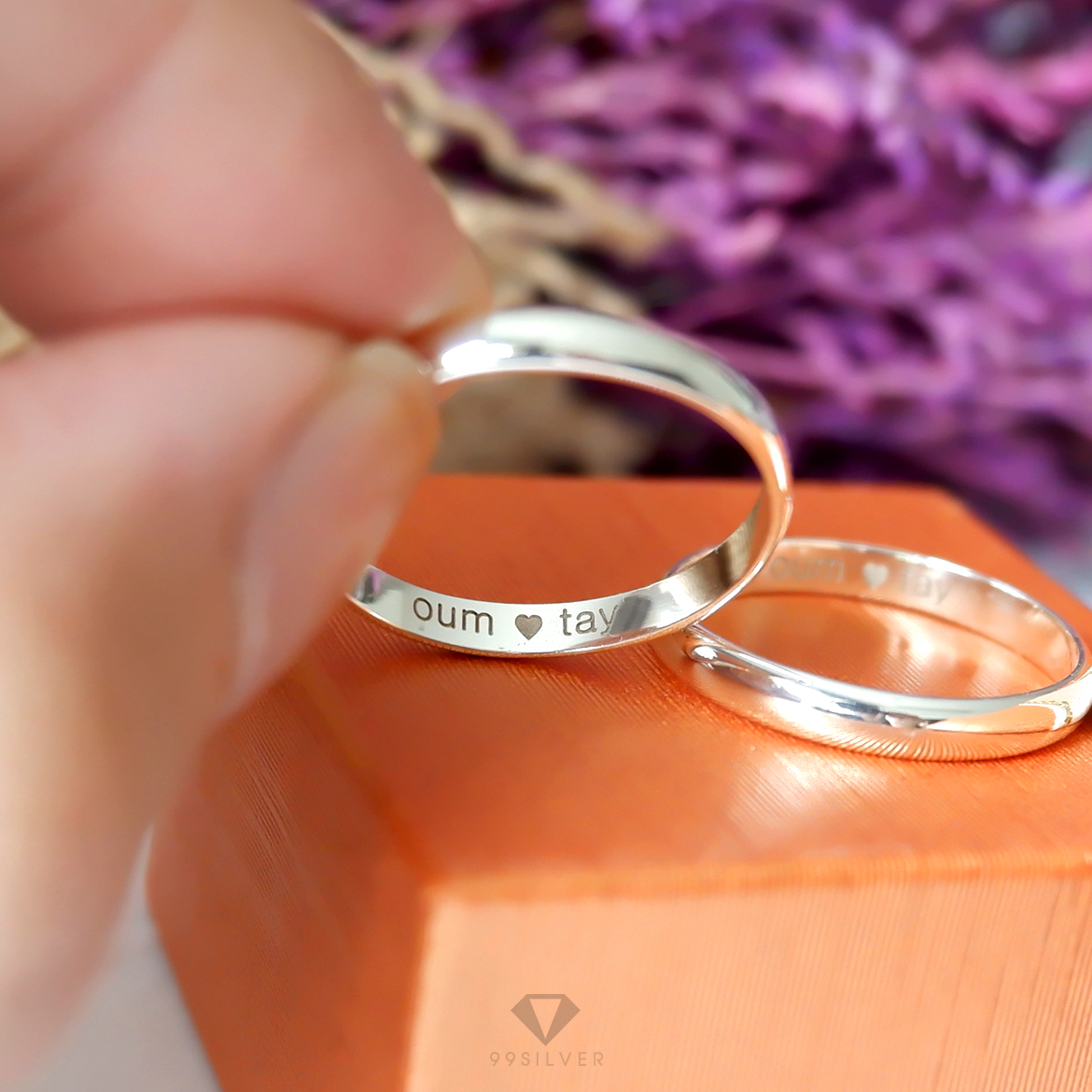 แหวนเงินแท้ หน้ากว้าง 3 มิลลิเมตร ผิวโค้งเงา สลักอักษรสีขาวพ่นทราย