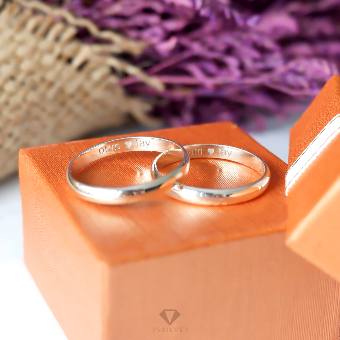 แหวนเงินแท้ หน้ากว้าง 3 มิลลิเมตร ผิวโค้งเงา สลักอักษรสีขาวพ่นทราย