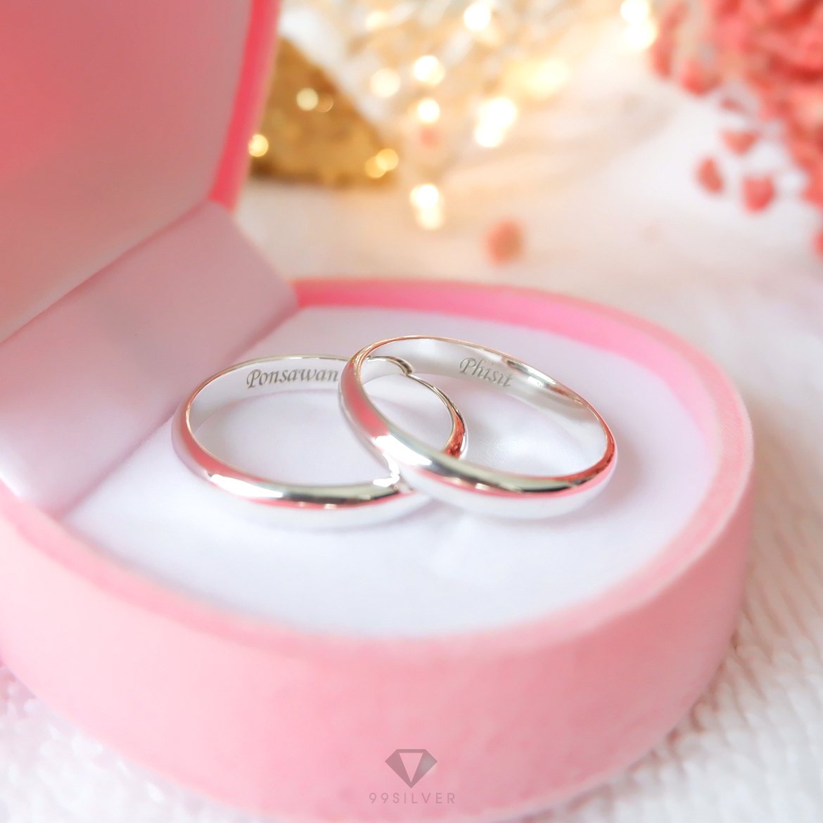 แหวนเงินแท้ หน้ากว้าง 3 มิลลิเมตร ผิวโค้งเงา สลักอักษรสีขาวพ่นทราย