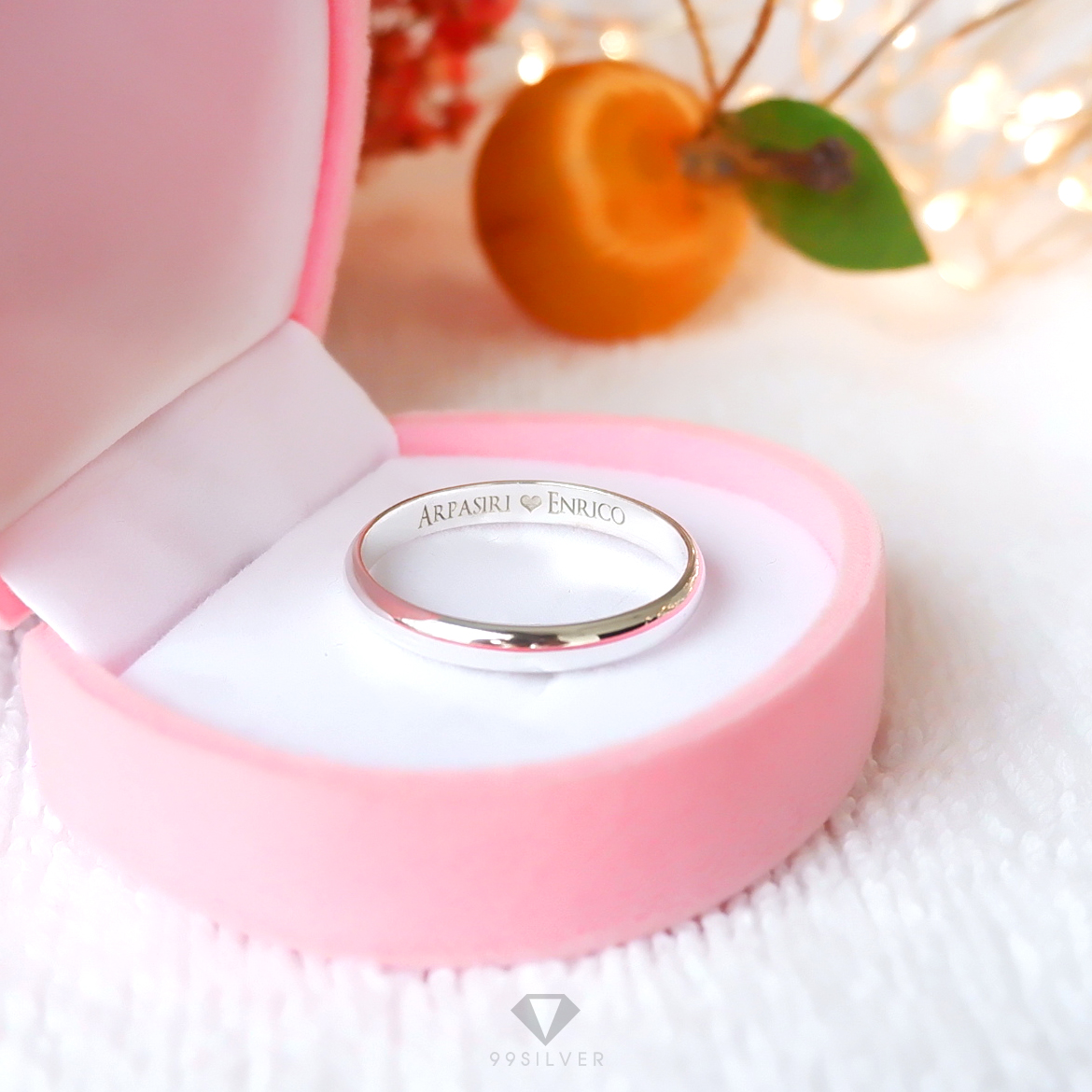 แหวนเงินแท้ หน้ากว้าง 3 มิลลิเมตร ผิวโค้งเงา สลักอักษรสีขาวพ่นทราย