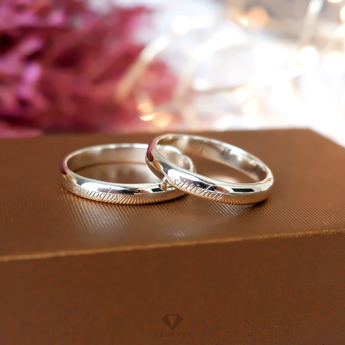 แหวนเงินแท้ หน้ากว้าง 3 มิลลิเมตร ผิวโค้งเงา สลักอักษรสีขาวพ่นทราย