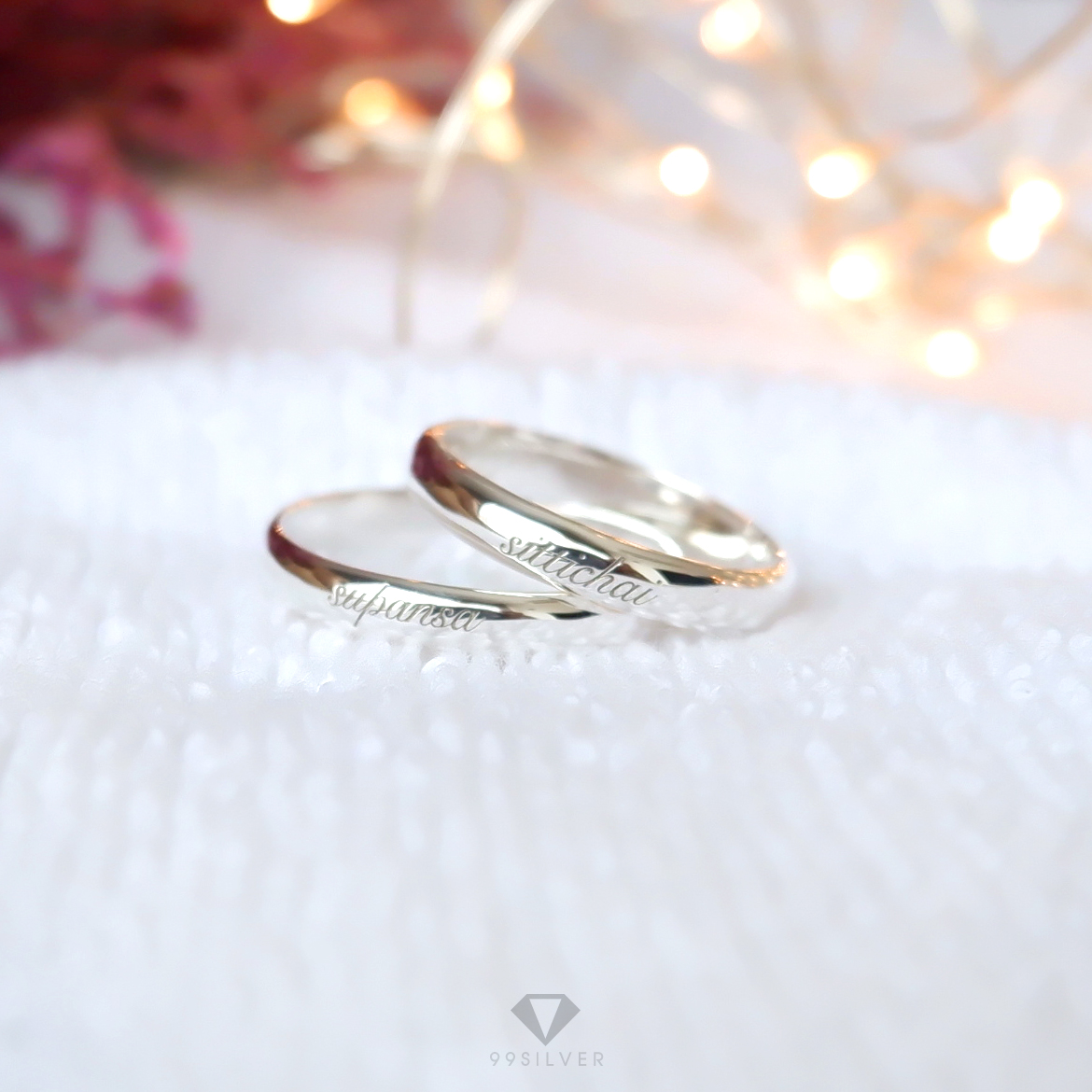 แหวนเงินแท้ หน้ากว้าง 3 มิลลิเมตร ผิวโค้งเงา สลักอักษรสีขาวพ่นทราย