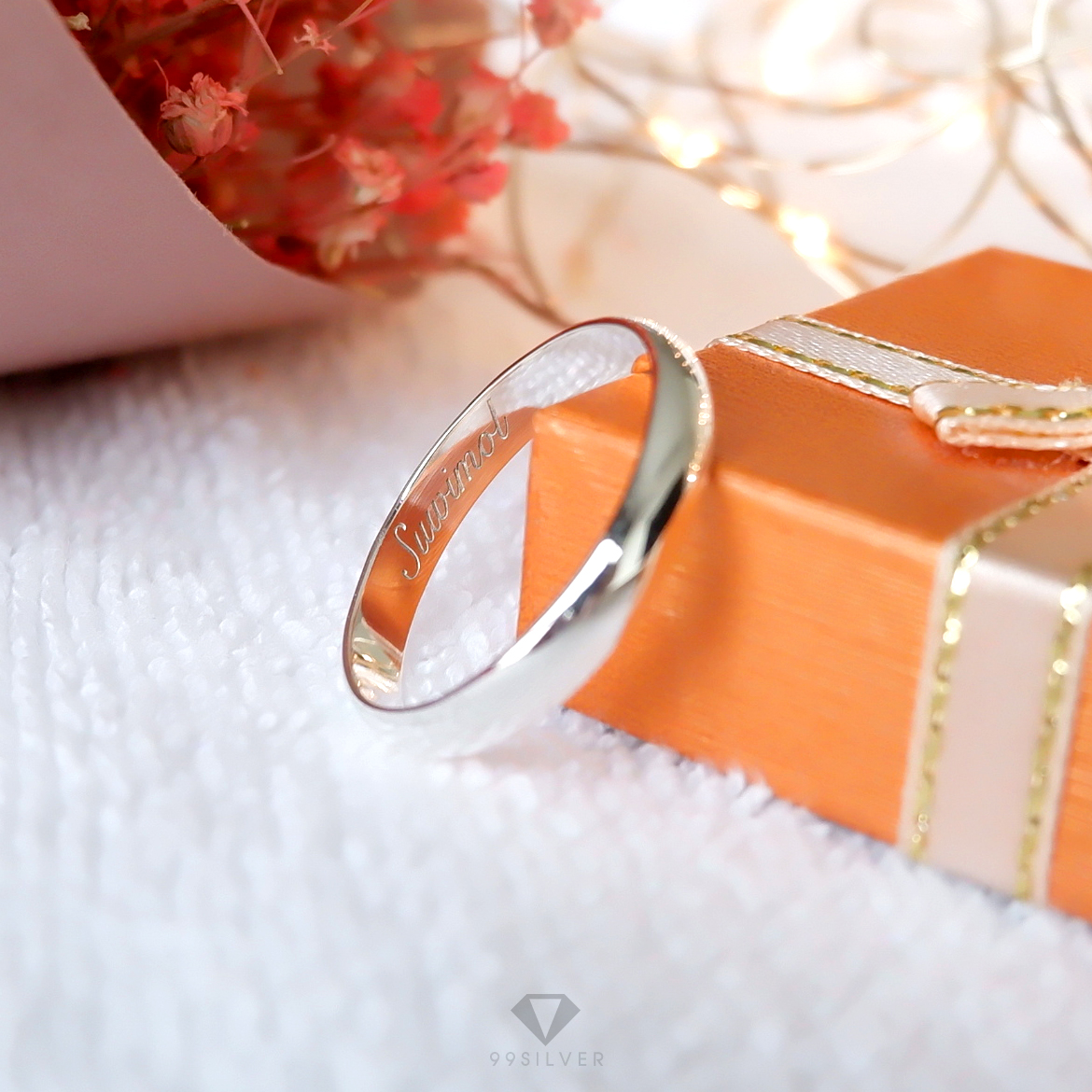 แหวนเงินแท้ หน้ากว้าง 3 มิลลิเมตร ผิวโค้งเงา สลักอักษรสีขาวพ่นทราย