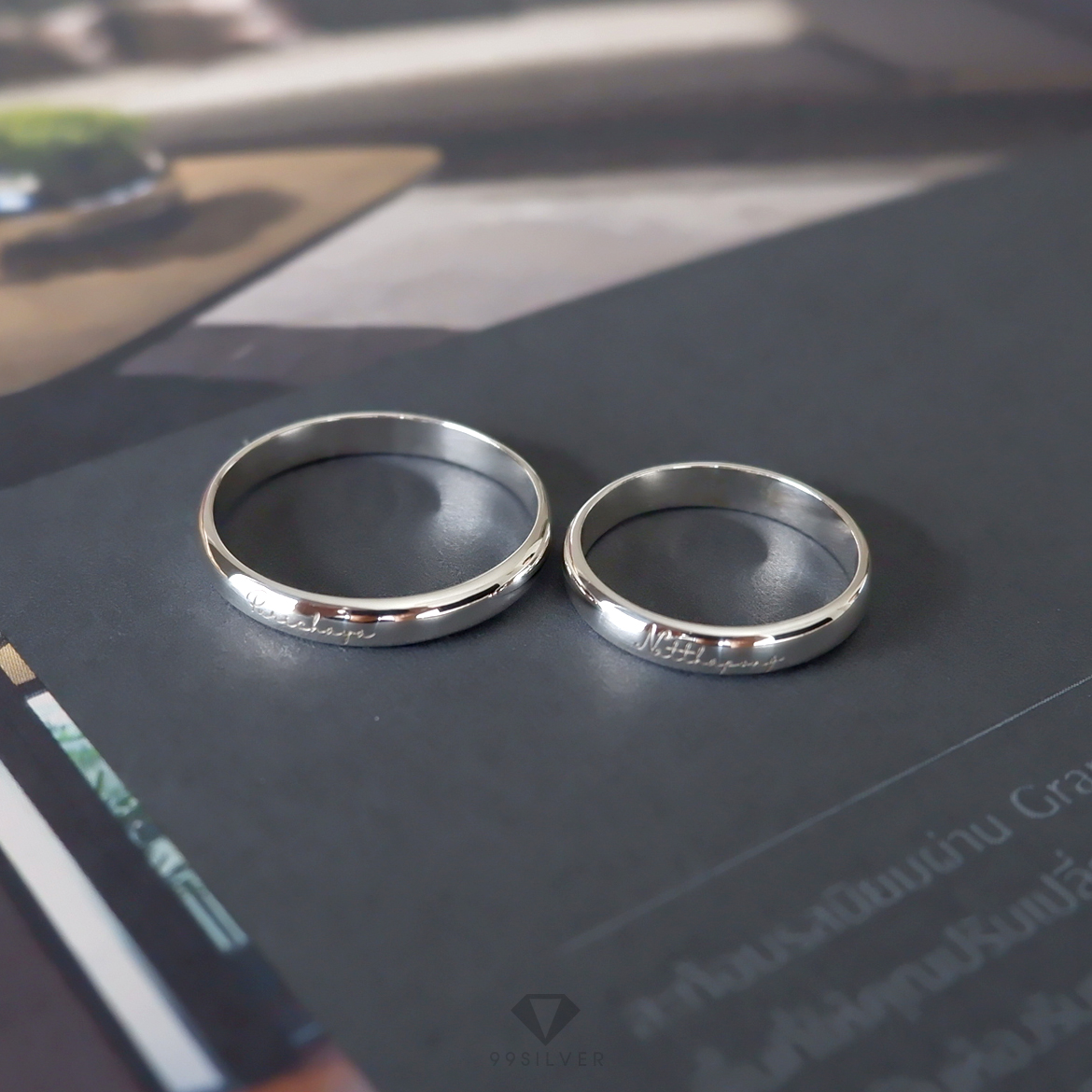 แหวนเงินแท้ หน้ากว้าง 3 มิลลิเมตร ผิวโค้งเงา สลักอักษรสีขาวพ่นทราย