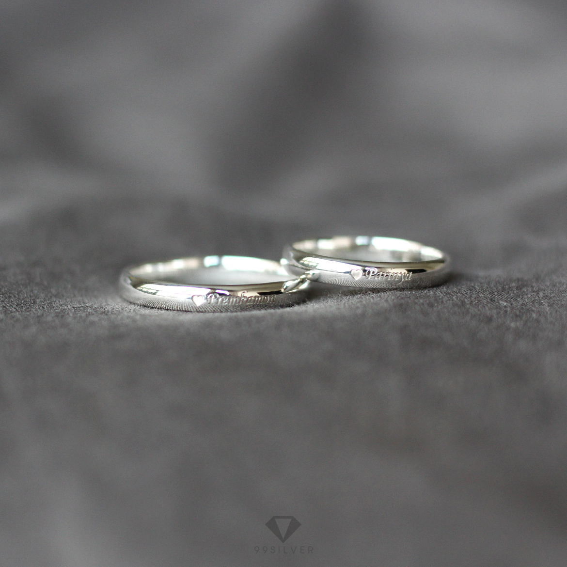 แหวนเงินแท้ หน้ากว้าง 3 มิลลิเมตร ผิวโค้งเงา สลักอักษรสีขาวพ่นทราย