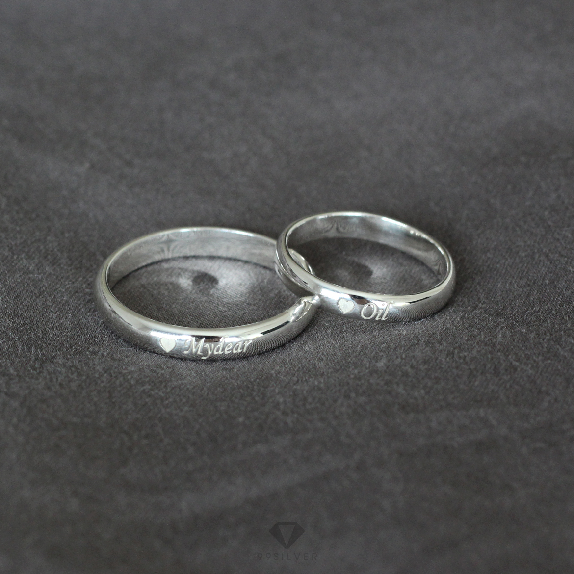 แหวนเงินแท้ หน้ากว้าง 3 มิลลิเมตร ผิวโค้งเงา สลักอักษรสีขาวพ่นทราย