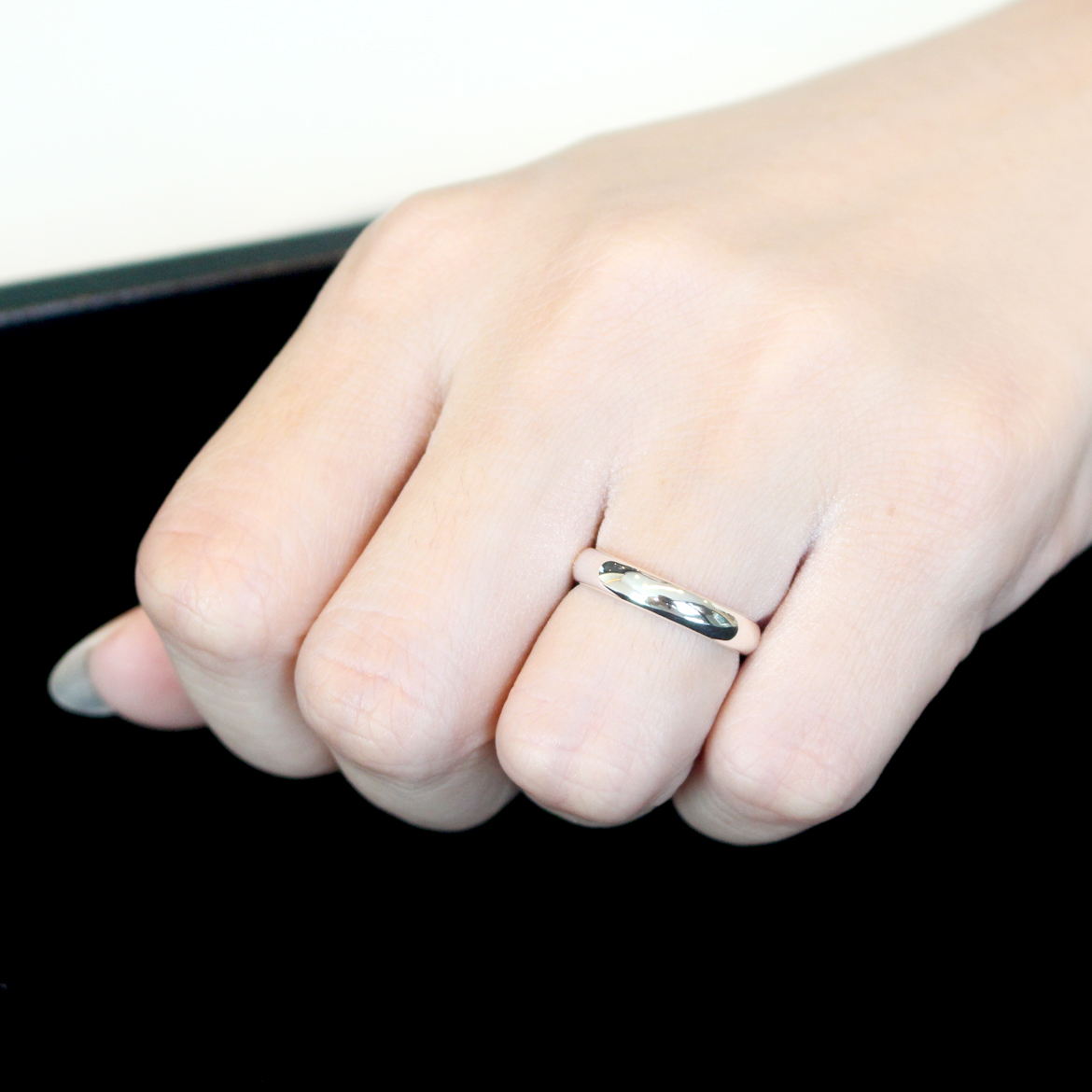 แหวนเงินแท้ หน้ากว้าง 3 มิลลิเมตร ผิวโค้งเงา สลักอักษรสีขาวพ่นทราย