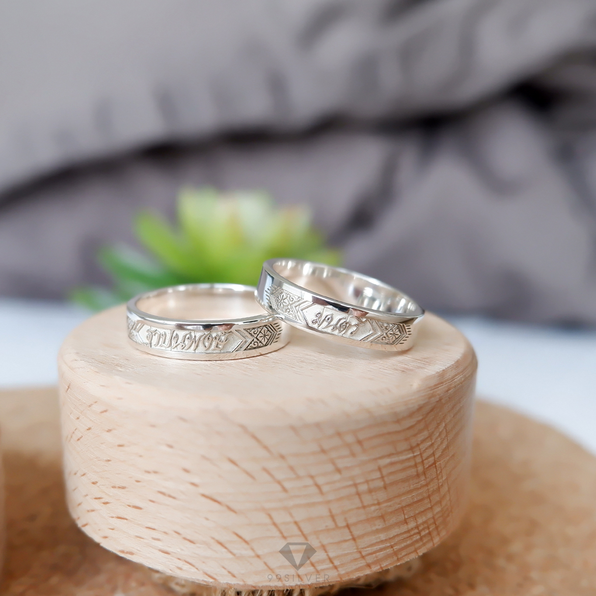 แหวนนามสกุลเงินแท้หน้ากว้าง 4 มิลลิเมตร ผิวเรียบ พื้นหลังพ่นทราย พร้อมแกะลายไทย