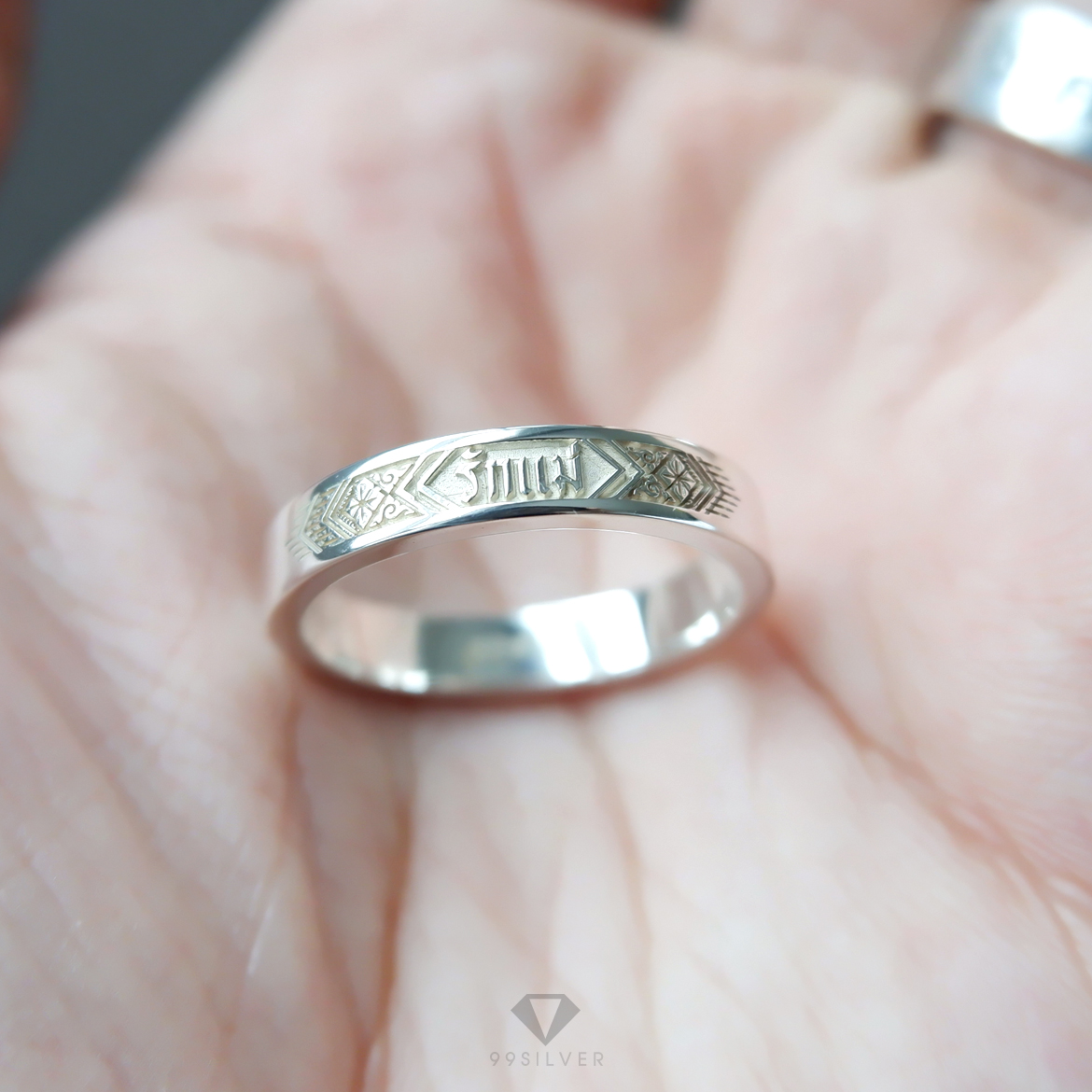 แหวนนามสกุลเงินแท้หน้ากว้าง 4 มิลลิเมตร ผิวเรียบ พื้นหลังพ่นทราย พร้อมแกะลายไทย