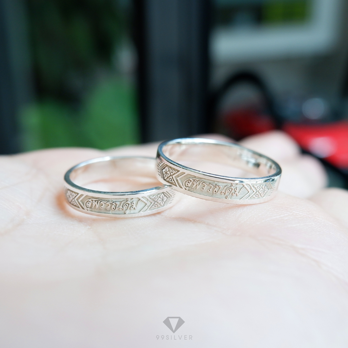 แหวนนามสกุลเงินแท้หน้ากว้าง 4 มิลลิเมตร ผิวเรียบ พื้นหลังพ่นทราย พร้อมแกะลายไทย