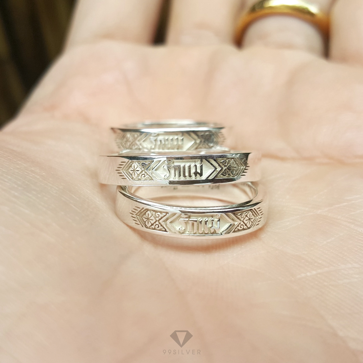 แหวนนามสกุลเงินแท้หน้ากว้าง 4 มิลลิเมตร ผิวเรียบ พื้นหลังพ่นทราย พร้อมแกะลายไทย