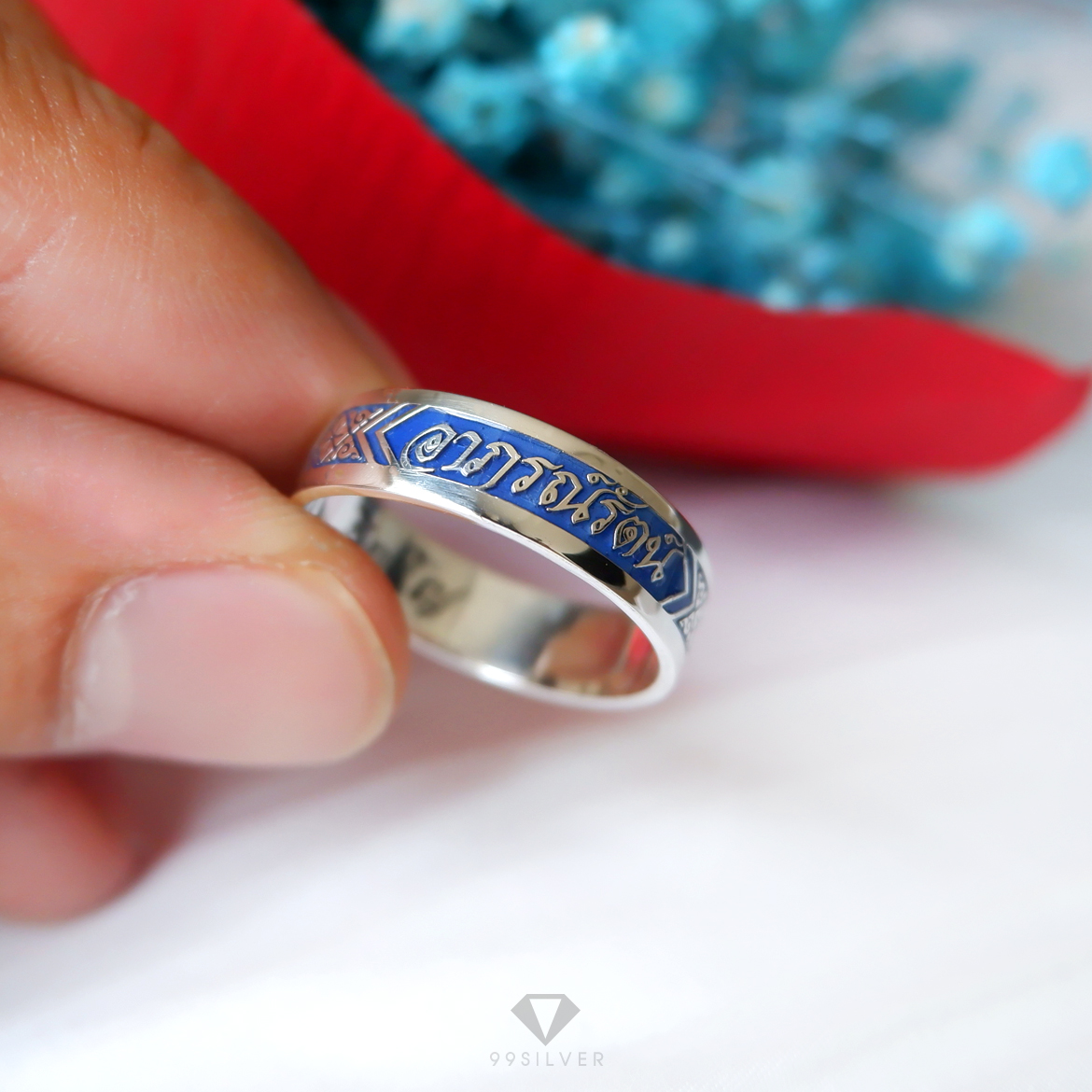 แหวนนามสกุลเงินแท้หน้ากว้าง 6 มิลลิเมตร ผิวเรียบ พื้นหลังลงยา พร้อมแกะลายไทย