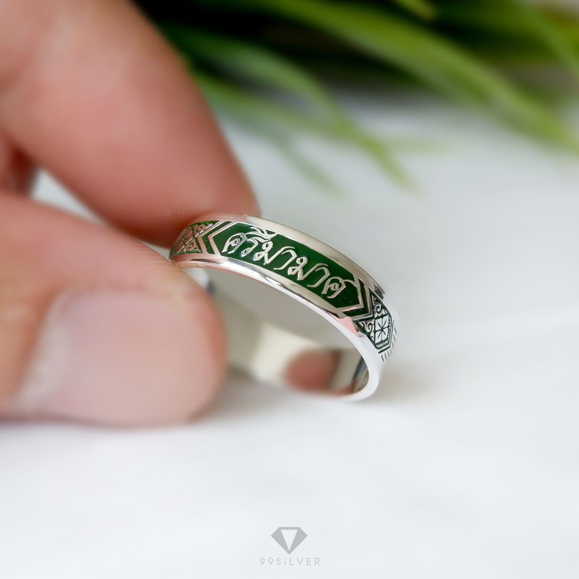 แหวนนามสกุลเงินแท้หน้ากว้าง 6 มิลลิเมตร ผิวเรียบ พื้นหลังลงยา พร้อมแกะลายไทย