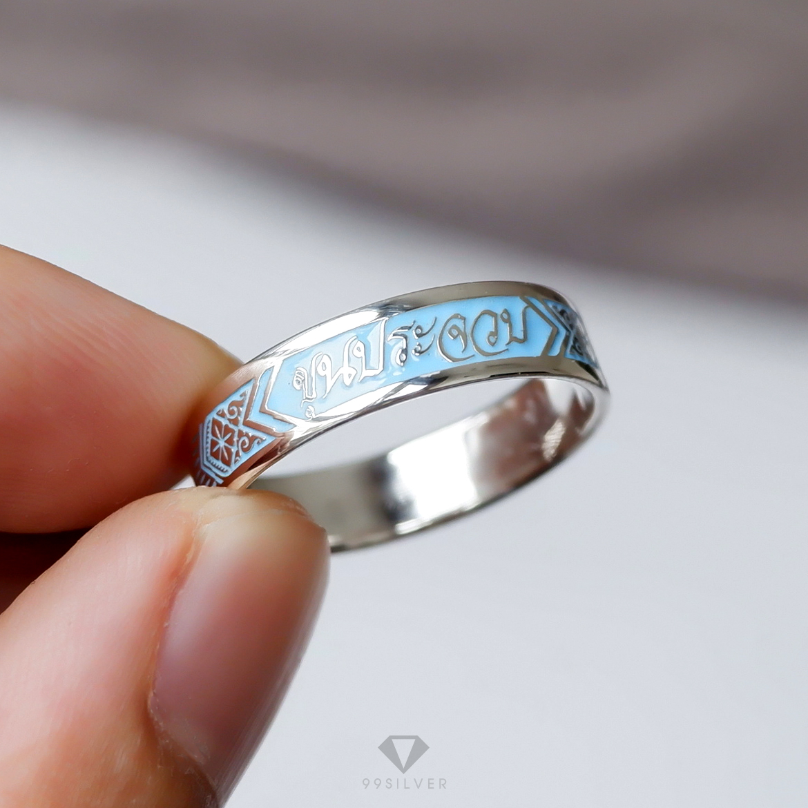 แหวนนามสกุลเงินแท้หน้ากว้าง 6 มิลลิเมตร ผิวเรียบ พื้นหลังลงยา พร้อมแกะลายไทย