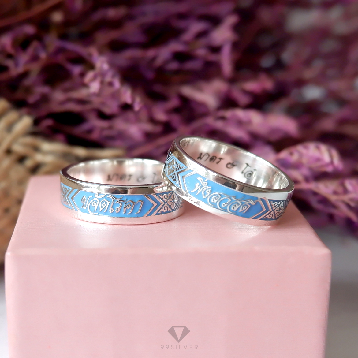 แหวนนามสกุลเงินแท้หน้ากว้าง 6 มิลลิเมตร ผิวเรียบ พื้นหลังลงยา พร้อมแกะลายไทย