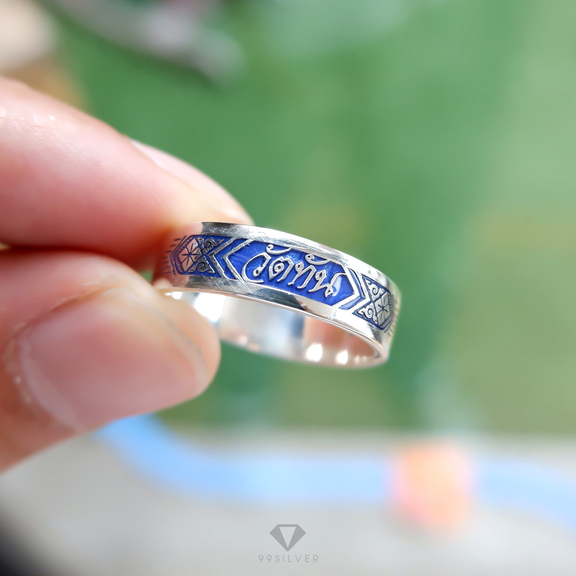 แหวนนามสกุลเงินแท้หน้ากว้าง 6 มิลลิเมตร ผิวเรียบ พื้นหลังลงยา พร้อมแกะลายไทย