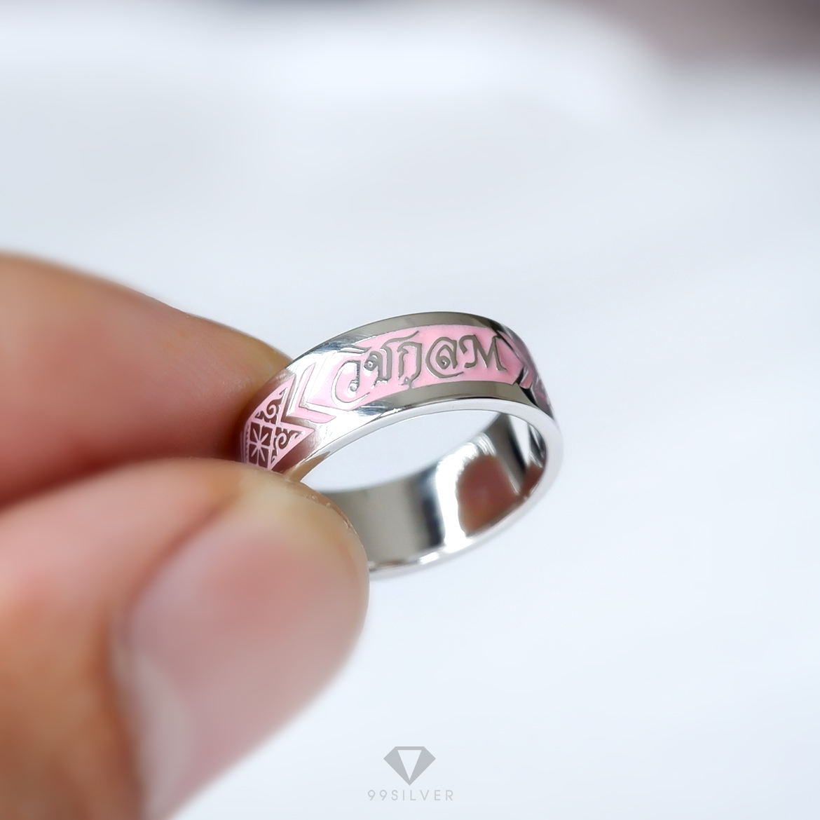 แหวนนามสกุลเงินแท้หน้ากว้าง 6 มิลลิเมตร ผิวเรียบ พื้นหลังลงยา พร้อมแกะลายไทย