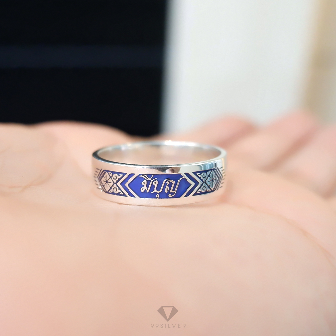 แหวนนามสกุลเงินแท้หน้ากว้าง 6 มิลลิเมตร ผิวเรียบ พื้นหลังลงยา พร้อมแกะลายไทย