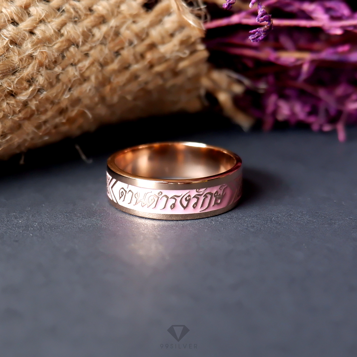 แหวนนามสกุลเงินแท้เคลือบทอง,พิ้งค์โกล,ไวท์โกล หน้า 6 มิลลิเมตร ผิวเรียบ พื้นหลังลงยา