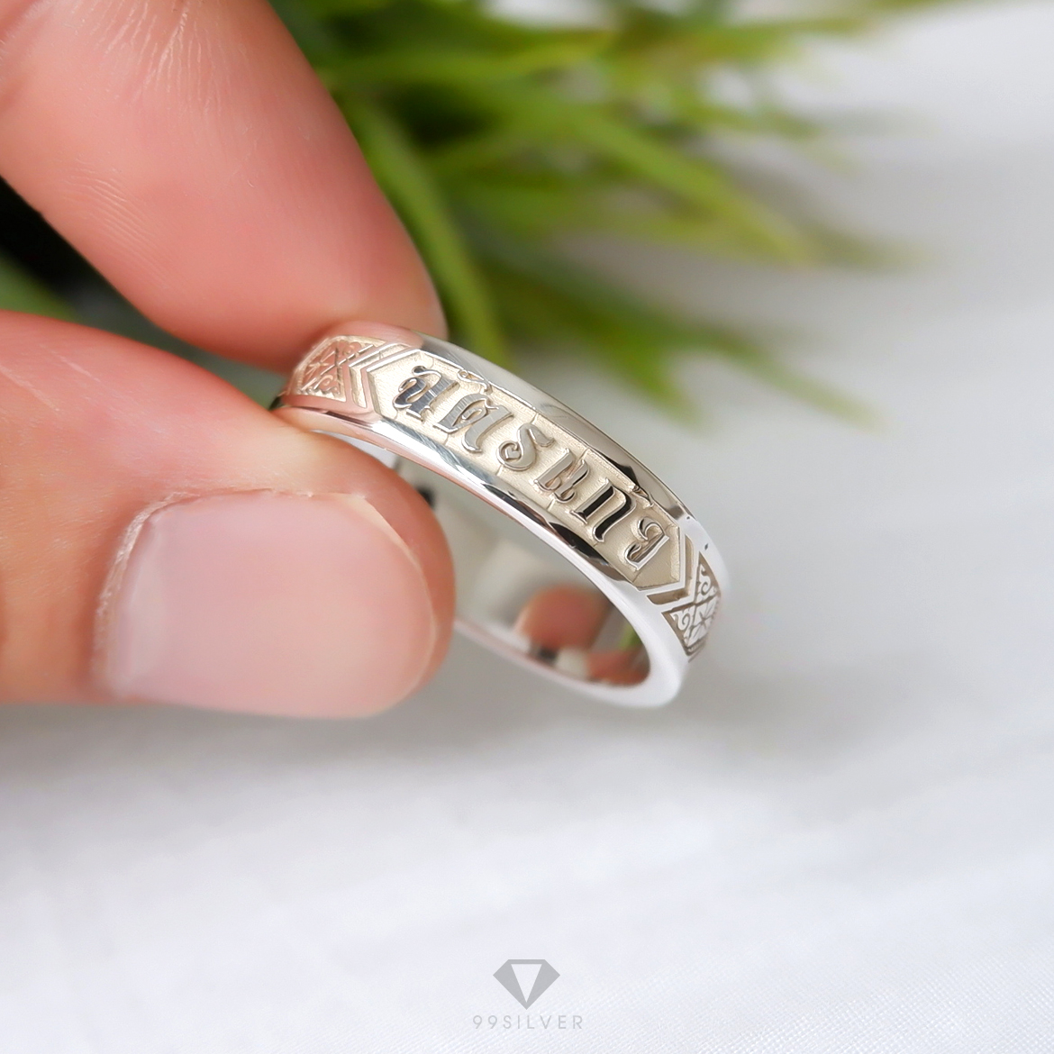 แหวนนามสกุลเงินแท้หน้ากว้าง 6 มิลลิเมตร ผิวเรียบ พื้นหลังพ่นทราย พร้อมแกะลายไทย