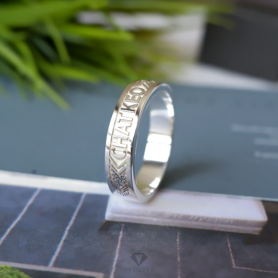 แหวนนามสกุลเงินแท้หน้ากว้าง 6 มิลลิเมตร ผิวเรียบ พื้นหลังพ่นทราย พร้อมแกะลายไทย