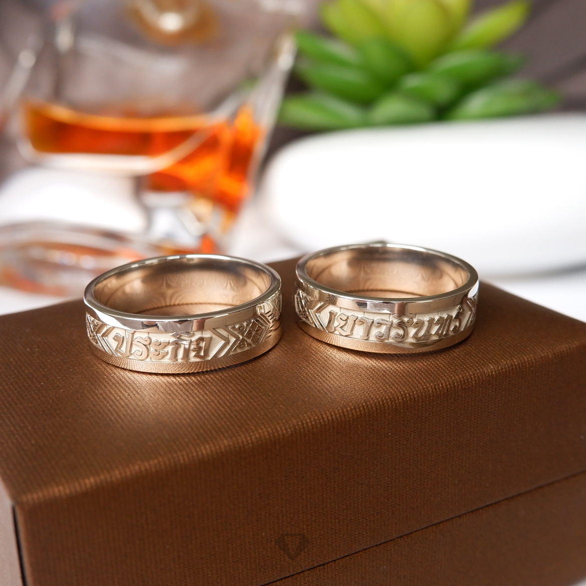 แหวนนามสกุลเงินแท้หน้ากว้าง 6 มิลลิเมตร ผิวเรียบ พื้นหลังพ่นทราย พร้อมแกะลายไทย