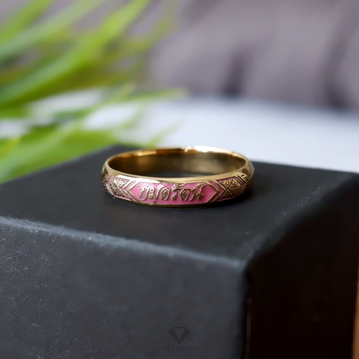 แหวนนามสกุลเงินแท้เคลือบทอง,พิ้งค์โกล,ไวท์โกล หน้า 4 มิลลิเมตร ผิวโค้ง พื้นหลังลงยา