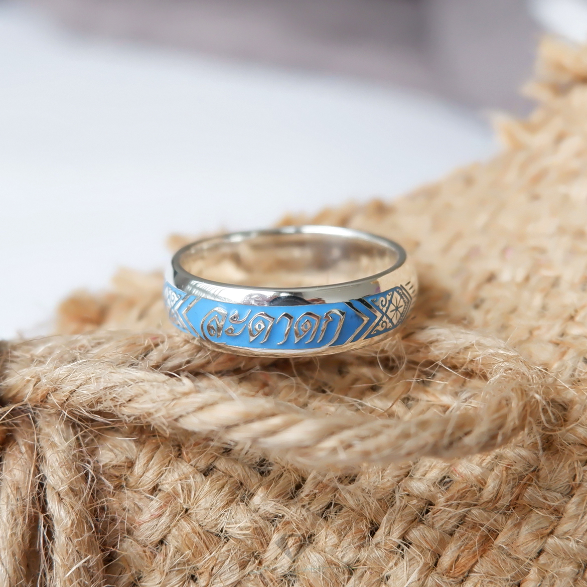 แหวนนามสกุลเงินแท้หน้ากว้าง 6 มิลลิเมตร ผิวโค้ง พื้นหลังพื้นหลังลงยา พร้อมแกะลายไทย