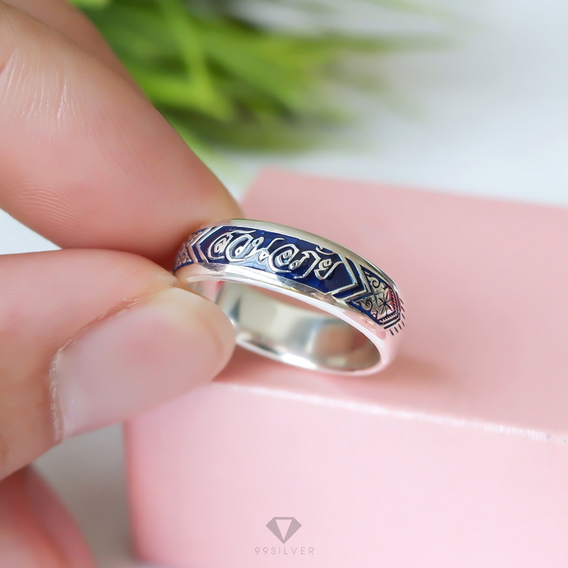 แหวนนามสกุลเงินแท้หน้ากว้าง 6 มิลลิเมตร ผิวโค้ง พื้นหลังพื้นหลังลงยา พร้อมแกะลายไทย