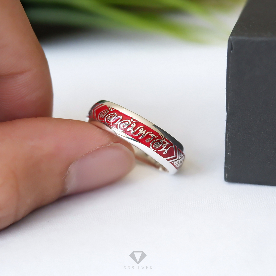 แหวนนามสกุลเงินแท้หน้ากว้าง 6 มิลลิเมตร ผิวโค้ง พื้นหลังพื้นหลังลงยา พร้อมแกะลายไทย