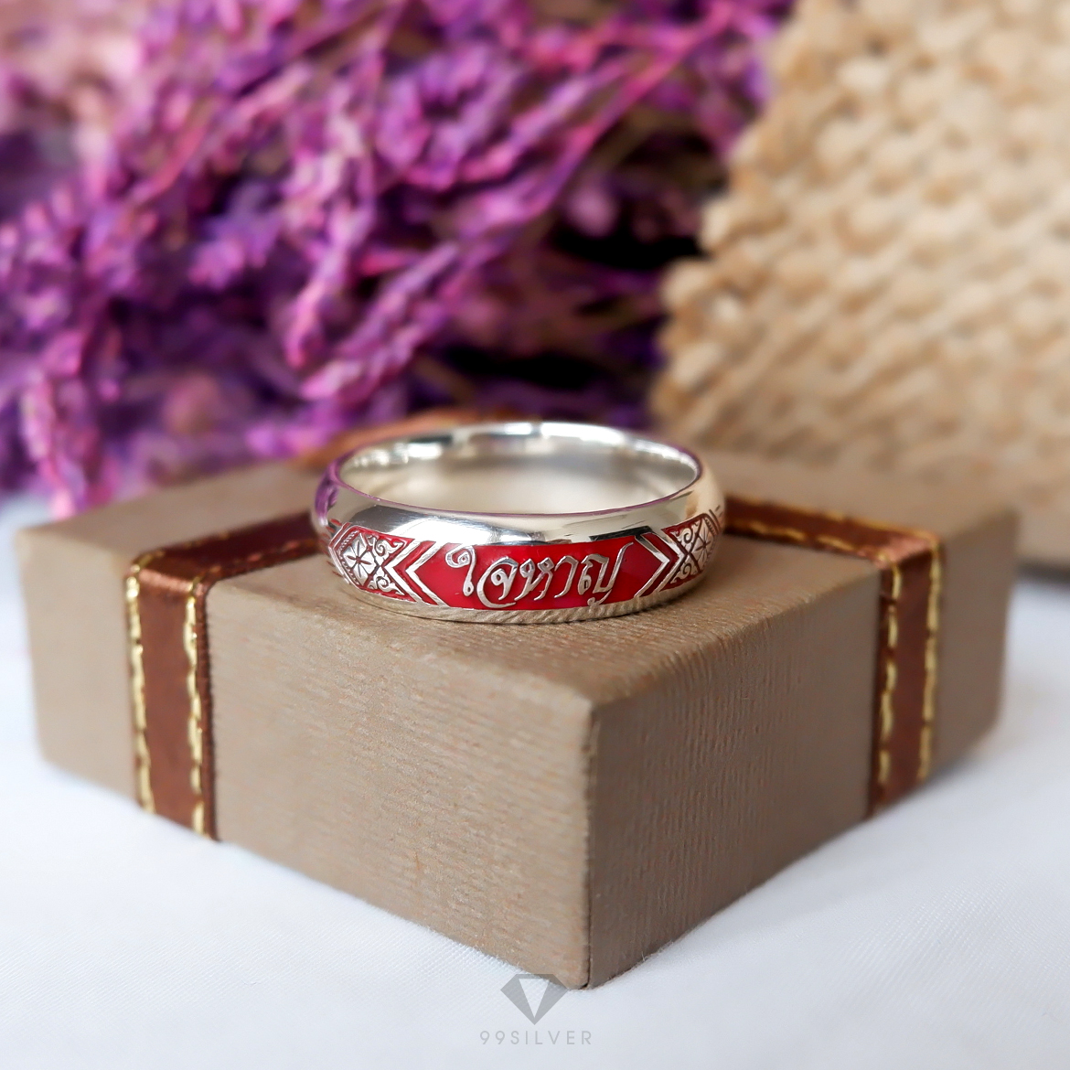 แหวนนามสกุลเงินแท้หน้ากว้าง 6 มิลลิเมตร ผิวโค้ง พื้นหลังพื้นหลังลงยา พร้อมแกะลายไทย