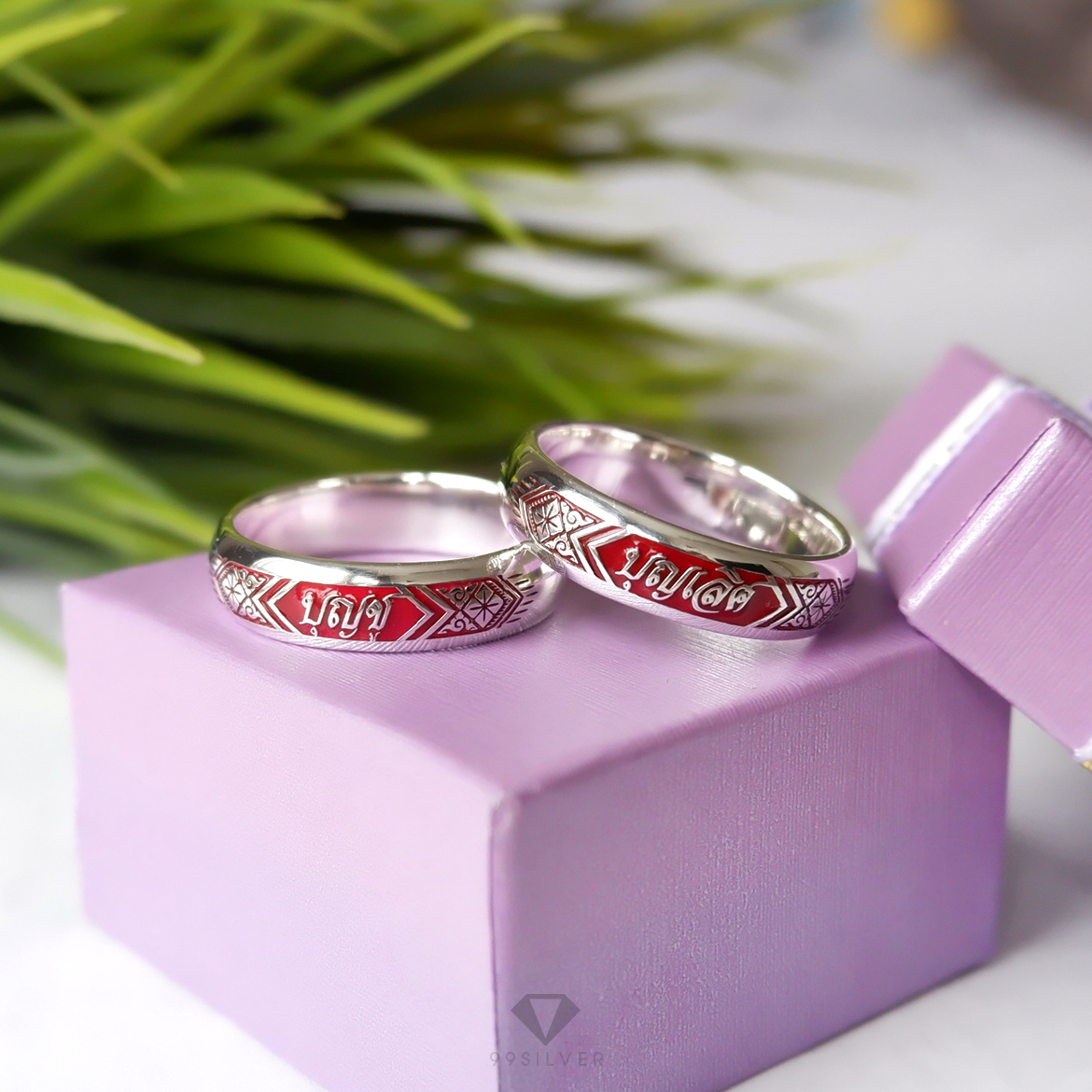 แหวนนามสกุลเงินแท้หน้ากว้าง 6 มิลลิเมตร ผิวโค้ง พื้นหลังพื้นหลังลงยา พร้อมแกะลายไทย