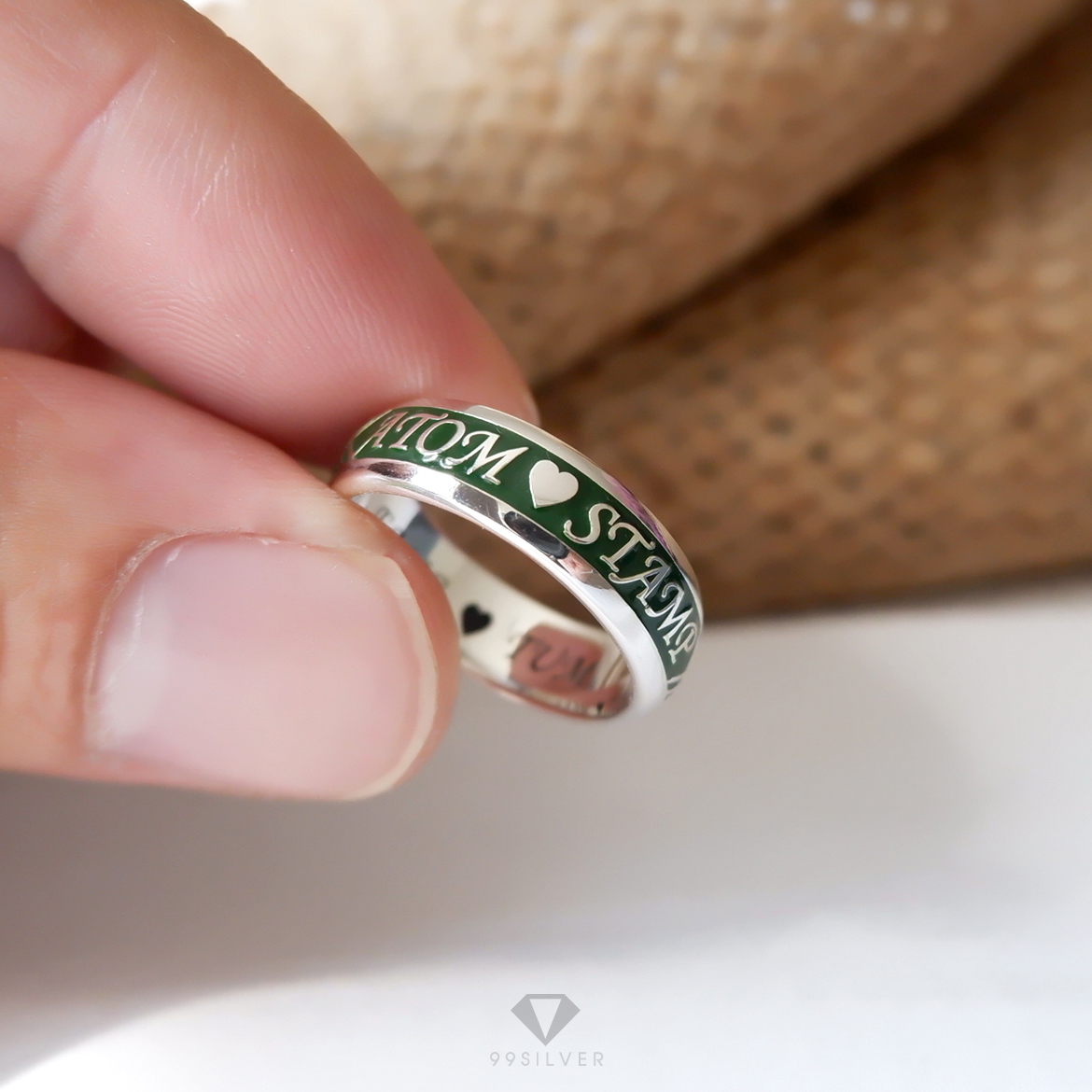 แหวนนามสกุลเงินแท้หน้ากว้าง 6 มิลลิเมตร ผิวโค้ง พื้นหลังพื้นหลังลงยา พร้อมแกะลายไทย