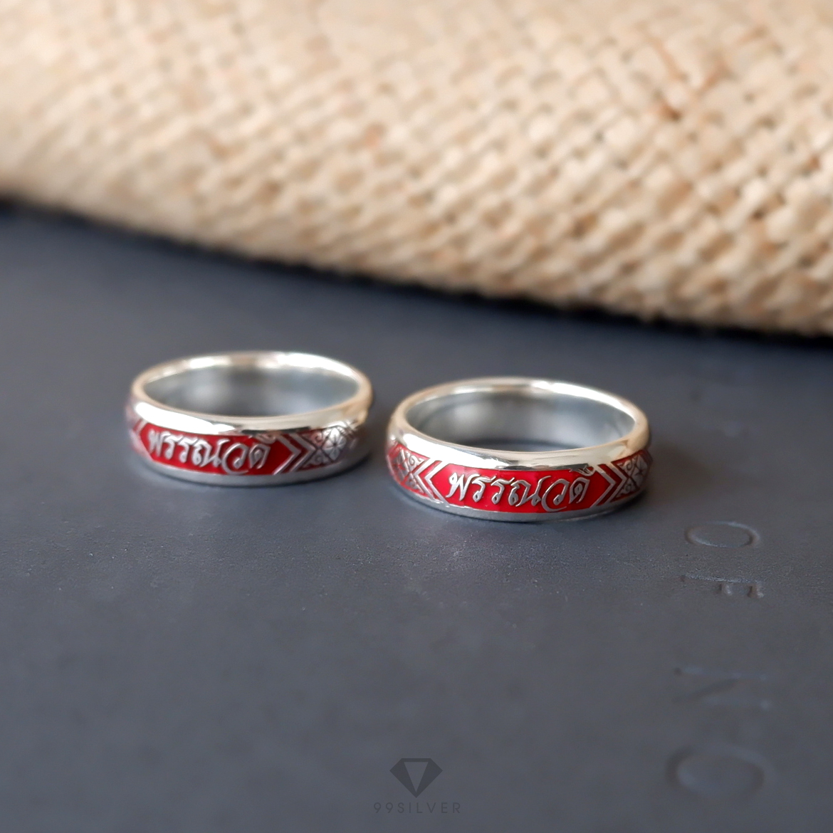 แหวนนามสกุลเงินแท้หน้ากว้าง 6 มิลลิเมตร ผิวโค้ง พื้นหลังพื้นหลังลงยา พร้อมแกะลายไทย