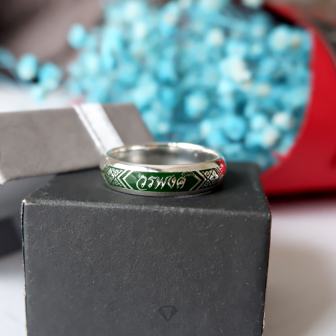 แหวนนามสกุลเงินแท้หน้ากว้าง 6 มิลลิเมตร ผิวโค้ง พื้นหลังพื้นหลังลงยา พร้อมแกะลายไทย