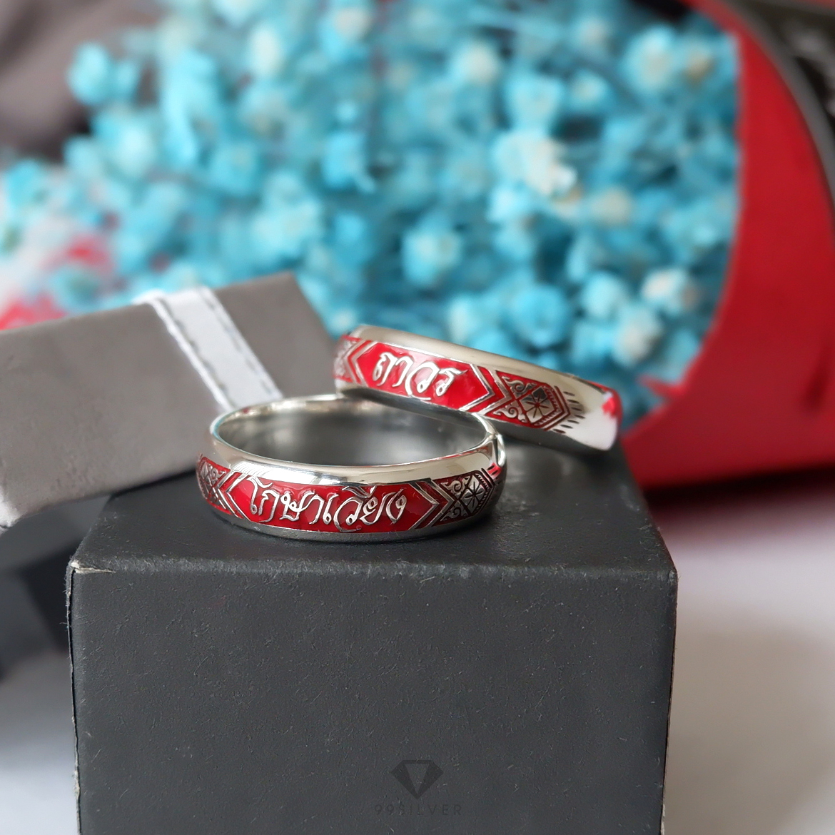 แหวนนามสกุลเงินแท้หน้ากว้าง 6 มิลลิเมตร ผิวโค้ง พื้นหลังพื้นหลังลงยา พร้อมแกะลายไทย