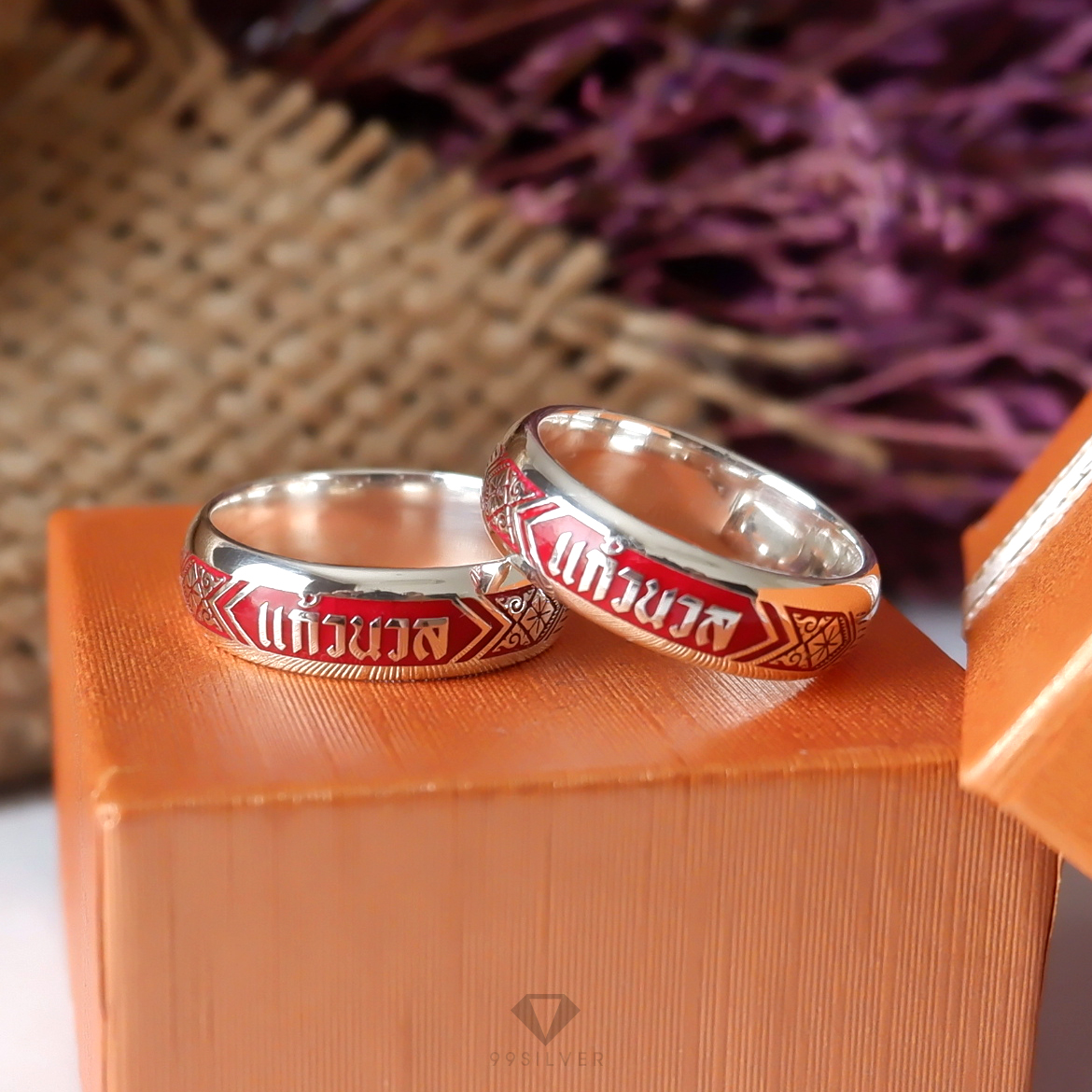 แหวนนามสกุลเงินแท้หน้ากว้าง 6 มิลลิเมตร ผิวโค้ง พื้นหลังพื้นหลังลงยา พร้อมแกะลายไทย