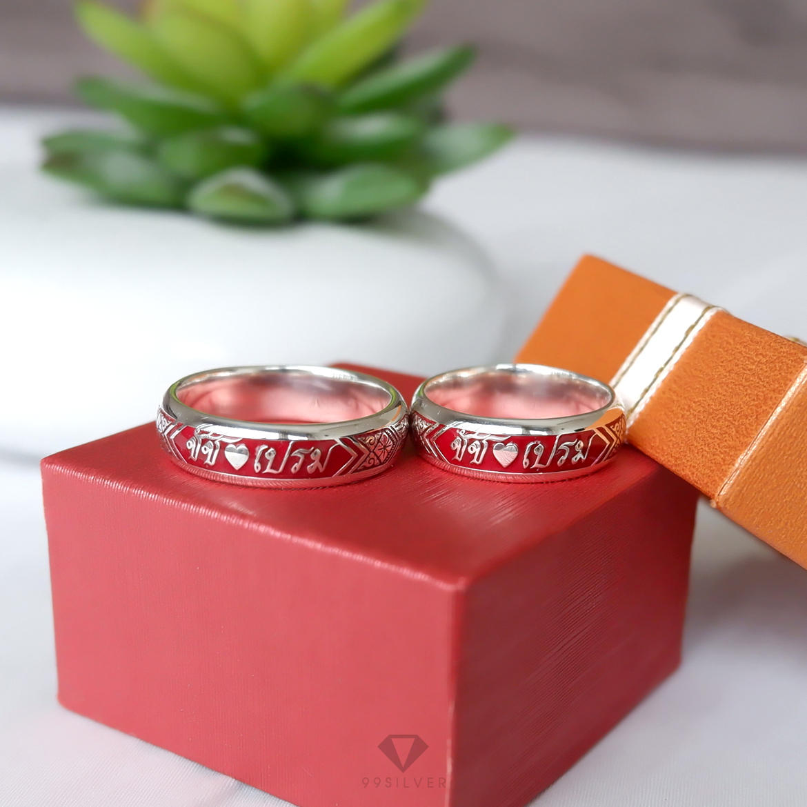 แหวนนามสกุลเงินแท้หน้ากว้าง 6 มิลลิเมตร ผิวโค้ง พื้นหลังพื้นหลังลงยา พร้อมแกะลายไทย