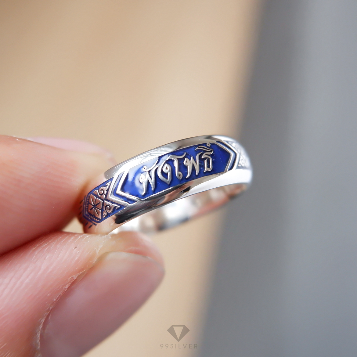 แหวนนามสกุลเงินแท้หน้ากว้าง 6 มิลลิเมตร ผิวโค้ง พื้นหลังพื้นหลังลงยา พร้อมแกะลายไทย