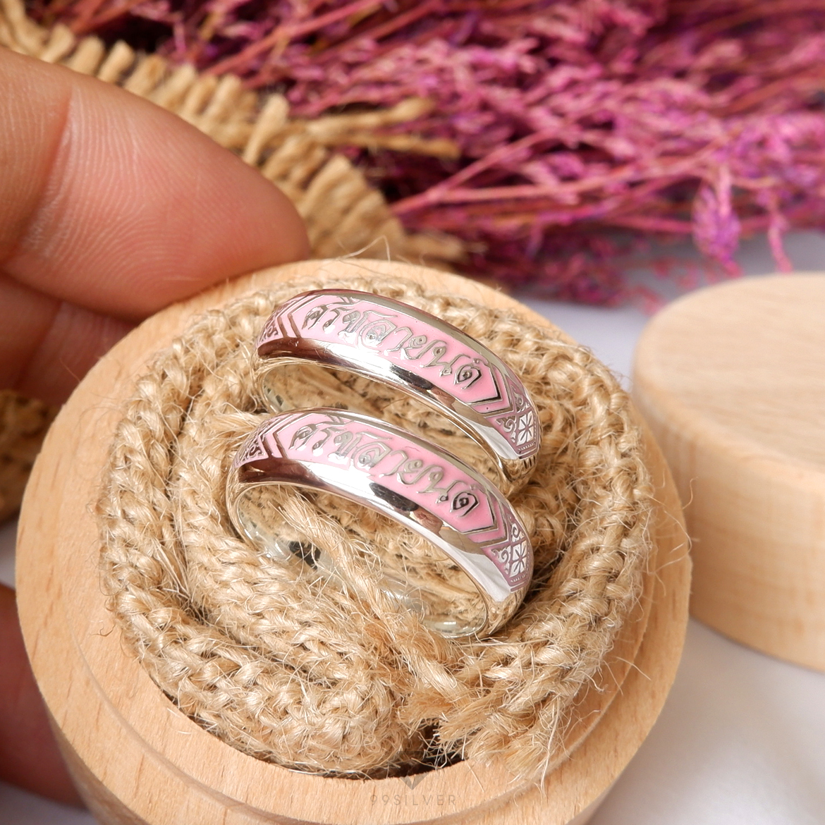 แหวนนามสกุลเงินแท้หน้ากว้าง 6 มิลลิเมตร ผิวโค้ง พื้นหลังพื้นหลังลงยา พร้อมแกะลายไทย