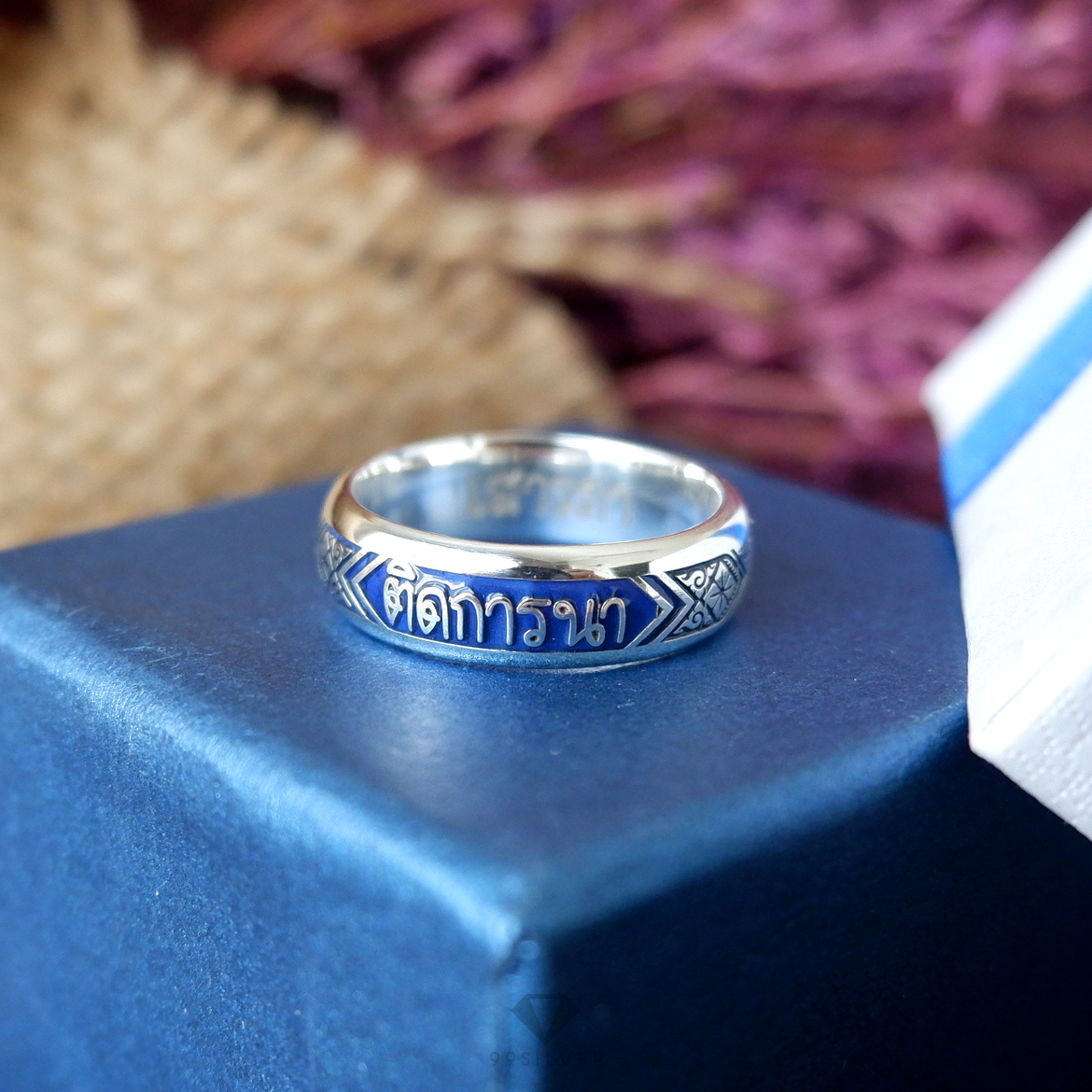 แหวนนามสกุลเงินแท้หน้ากว้าง 6 มิลลิเมตร ผิวโค้ง พื้นหลังพื้นหลังลงยา พร้อมแกะลายไทย