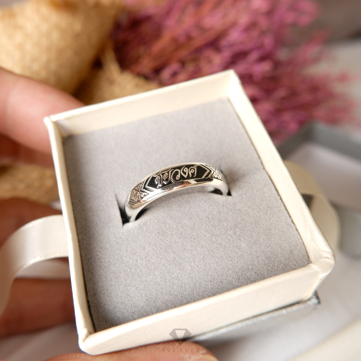 แหวนนามสกุลเงินแท้หน้ากว้าง 6 มิลลิเมตร ผิวโค้ง พื้นหลังพื้นหลังลงยา พร้อมแกะลายไทย