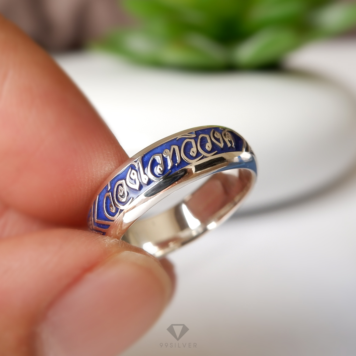 แหวนนามสกุลเงินแท้หน้ากว้าง 6 มิลลิเมตร ผิวโค้ง พื้นหลังพื้นหลังลงยา พร้อมแกะลายไทย