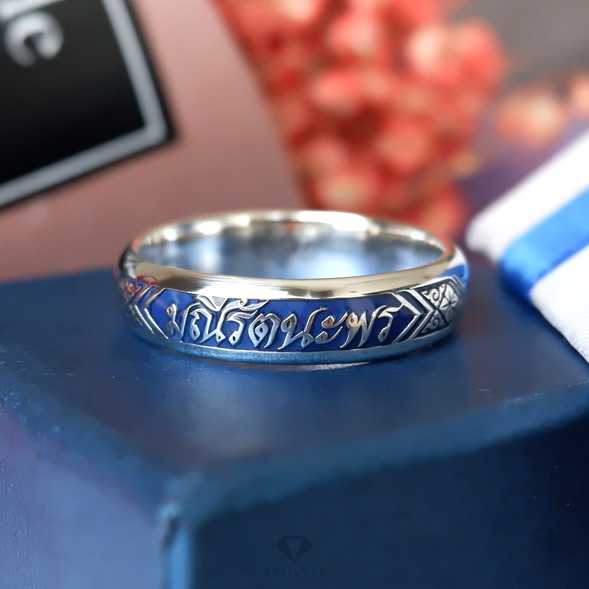 แหวนนามสกุลเงินแท้หน้ากว้าง 6 มิลลิเมตร ผิวโค้ง พื้นหลังพื้นหลังลงยา พร้อมแกะลายไทย