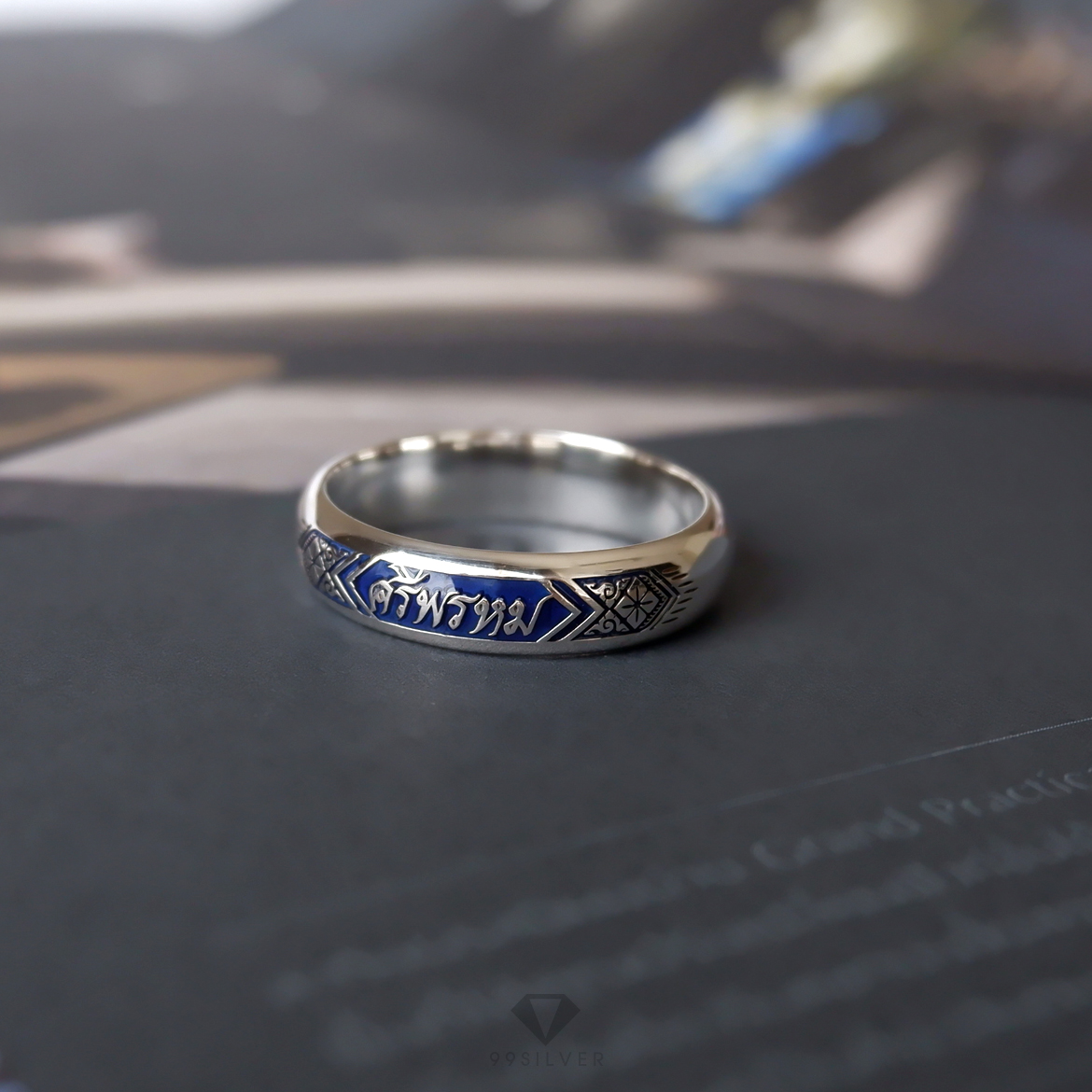 แหวนนามสกุลเงินแท้หน้ากว้าง 6 มิลลิเมตร ผิวโค้ง พื้นหลังพื้นหลังลงยา พร้อมแกะลายไทย