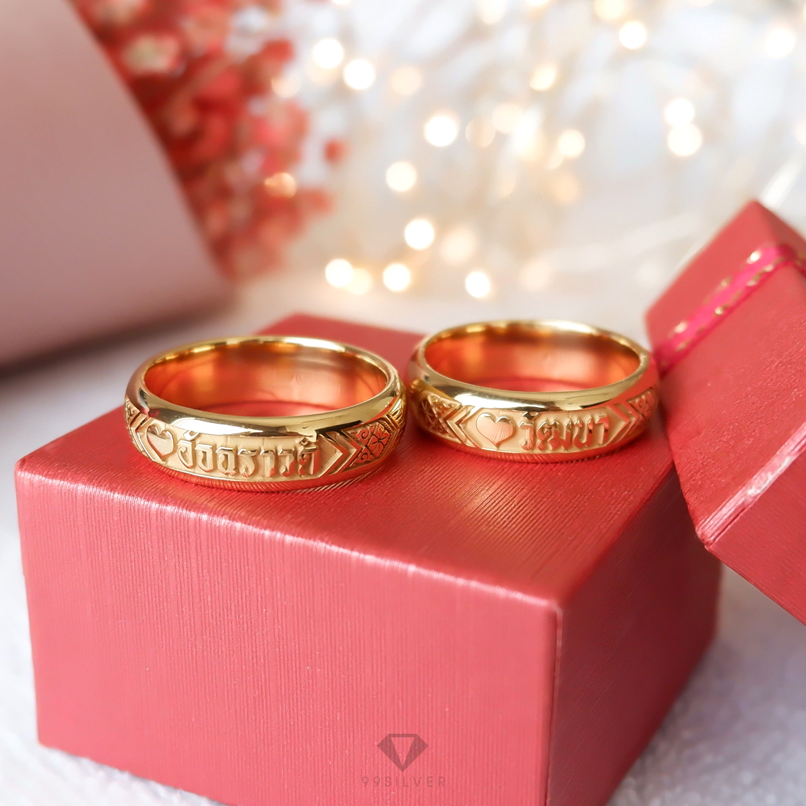 แหวนนามสกุลเงินแท้เคลือบทอง,พิ้งค์โกล,ไวท์โกล หน้า 6 มิลลิเมตร ผิวโค้ง พื้นหลังพ่นทราย