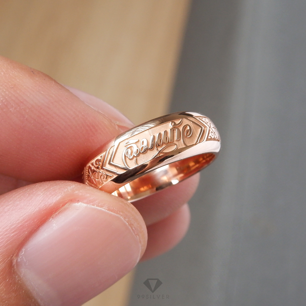 แหวนนามสกุลเงินแท้เคลือบทอง,พิ้งค์โกล,ไวท์โกล หน้า 6 มิลลิเมตร ผิวโค้ง พื้นหลังพ่นทราย